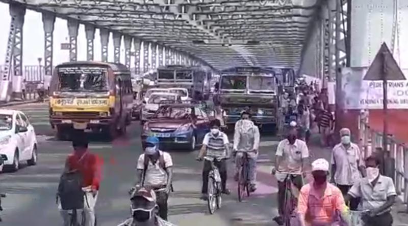 Bizarre! Woman climbs Howrah Bridge demandind Nobel Prize