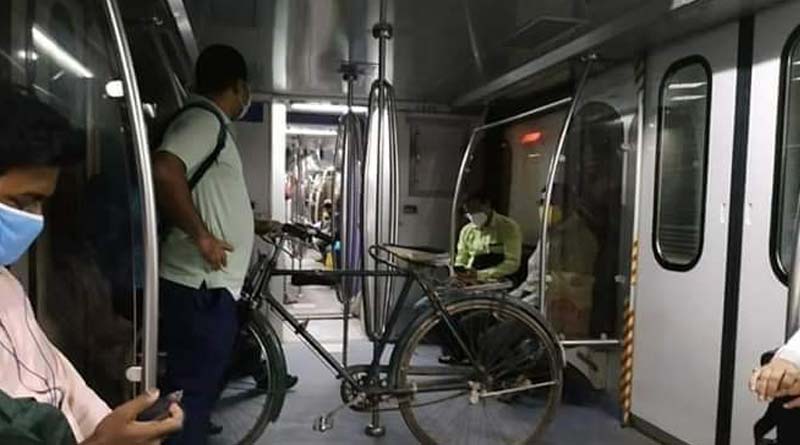 A man ride Kolkata metro with his cycle, picture viral on social media