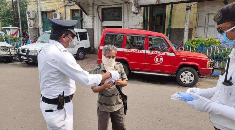 Kolkata Poilce on field distributes Masks to Pedestrian-Riders