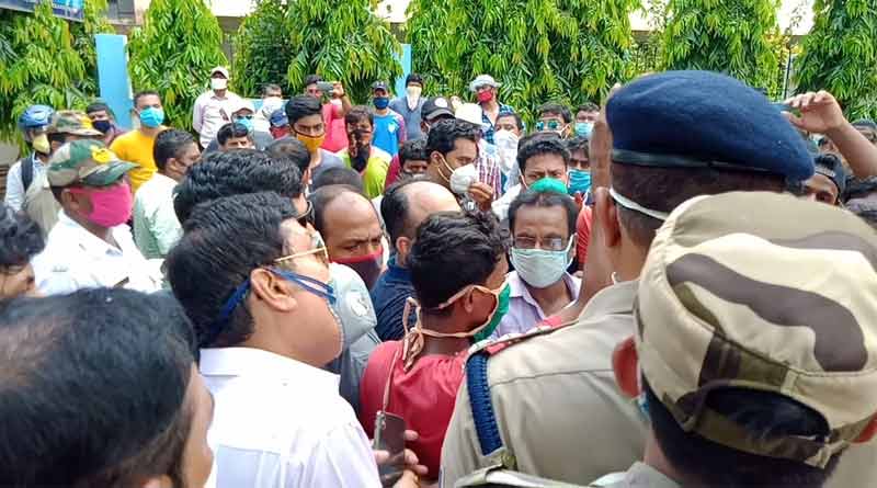 People stage protest in front of BJP leader Sabyasachi Dutta at Laketown