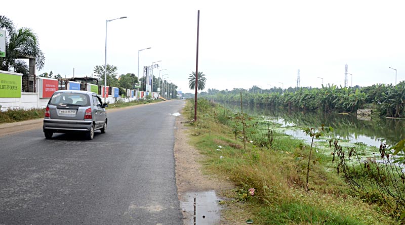 Two traffic police injured while trying to stop high speed car at EM Bypass