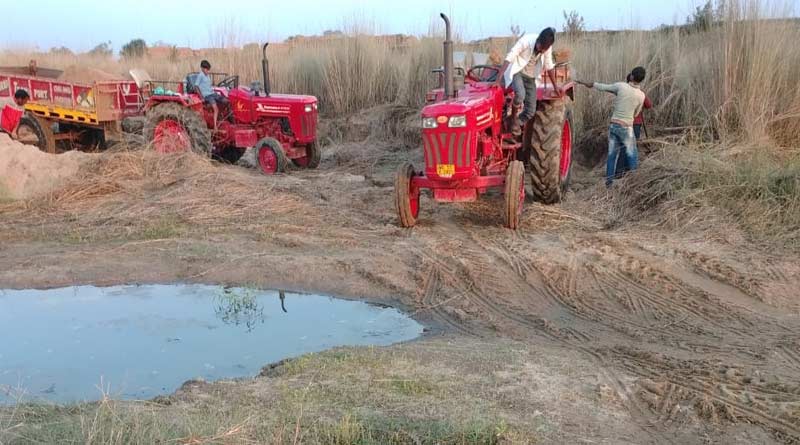 Sand mining in Kangsabati River at Purulia, cops mute spectators