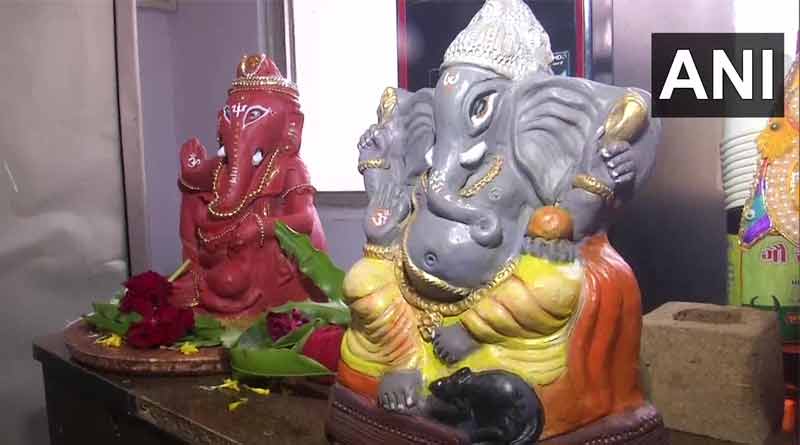 Gujrat's artist makes an idol of lord Ganesha by cow dung
