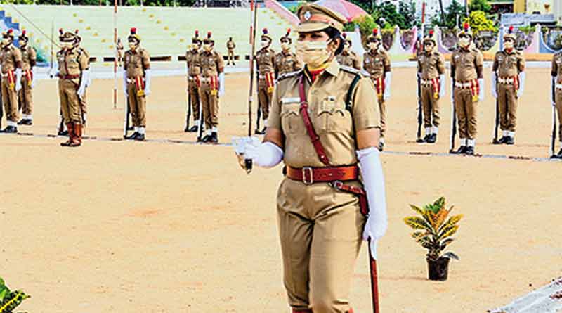 Tamil Nadu's woman police officer lead parrade after her father's death