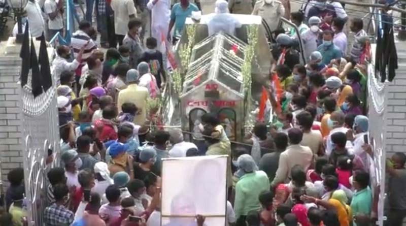 Rally with the deadbody of administrator in Panihati, who died of Coronavirus