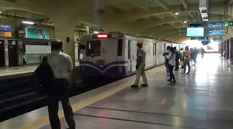 Youth attempted suicide at Kolkata Metro rescued, service disrupted for some time| Sangbad Pratidin