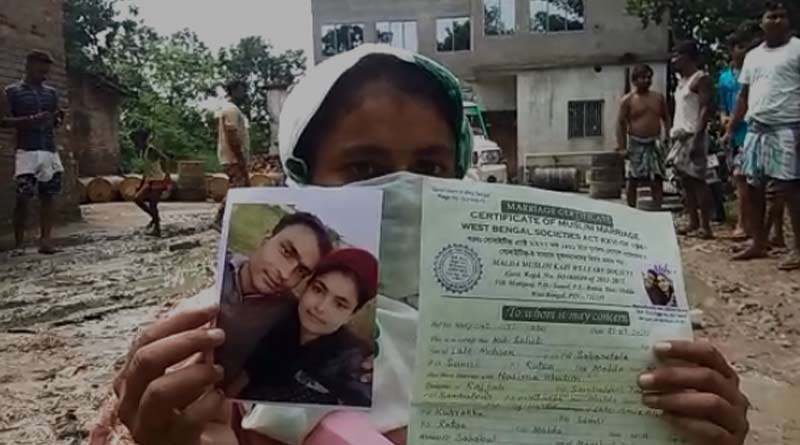 A woman stages protest in front of in laws house in Maldah | Sangbad Pratidin
