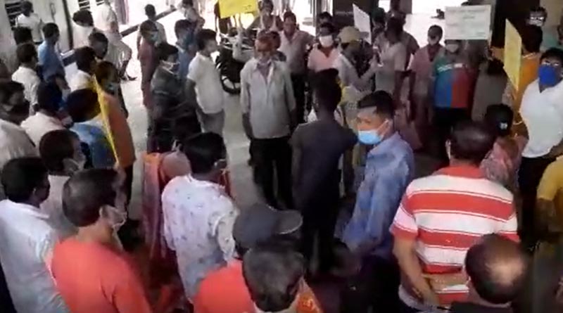 CPM, TMC support the hawkers who stage protest in demand of getting back their works at the trains together| Sangbad Pratidin