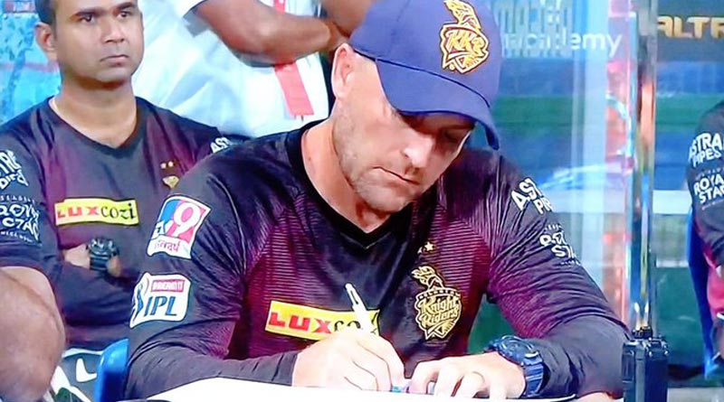 IPL 13: KKR coach Brendon McCullum Gets Trolled for Making Notes During KKR Collapse Against RCB |Sangbad Pratidin