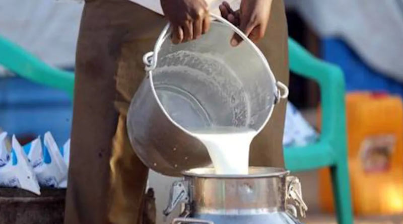In Burdwan a group of self-help organisation distributes milk to the children with just Rs.1 during 'lockdown' in the state | Sangbad Pratidin