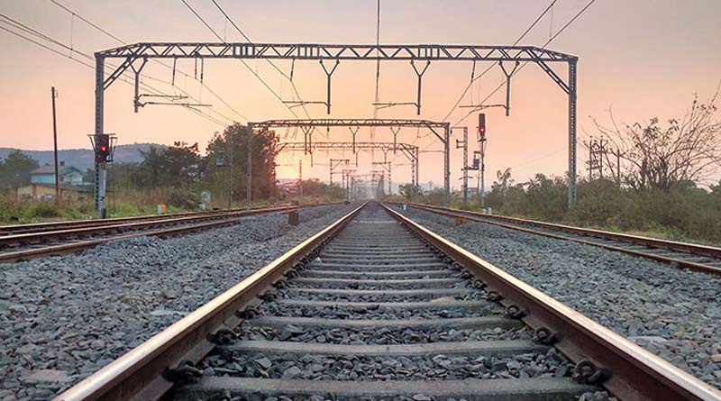 Man found dead near railway tracks at Katwa, injured woman rescued | Sangbad Pratidin