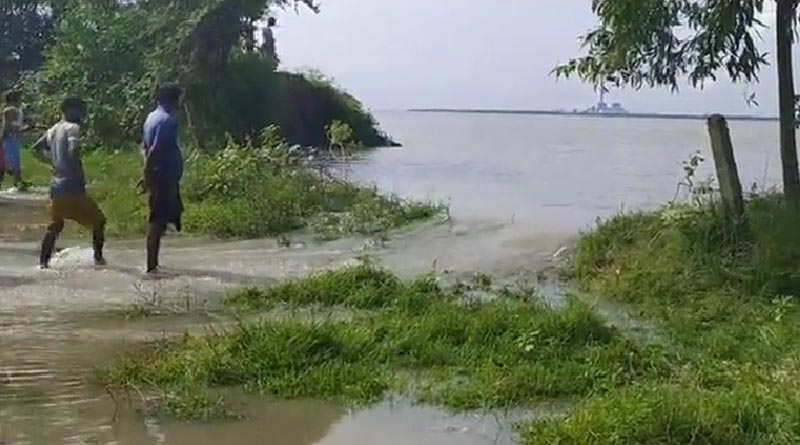The village of Kulpi flooded due to breakage of river embankment | Sangbad Pratidin