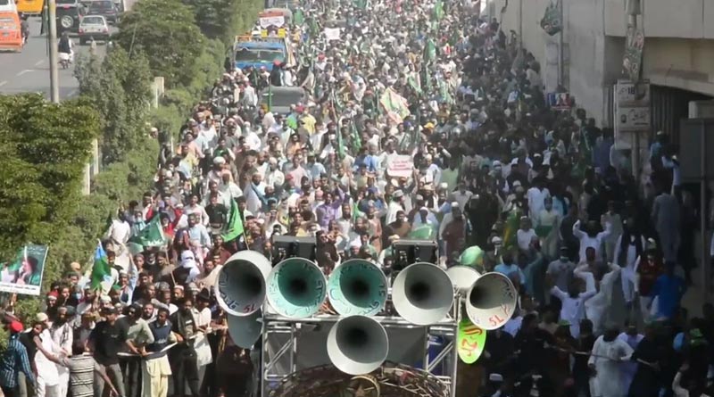 Islamists clash with Pakistani police in French cartoon protests