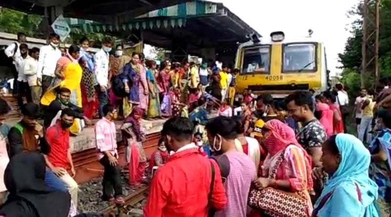 Passengers unable to board special train protest at Baidyabati and other stations| Sangbad Pratidin