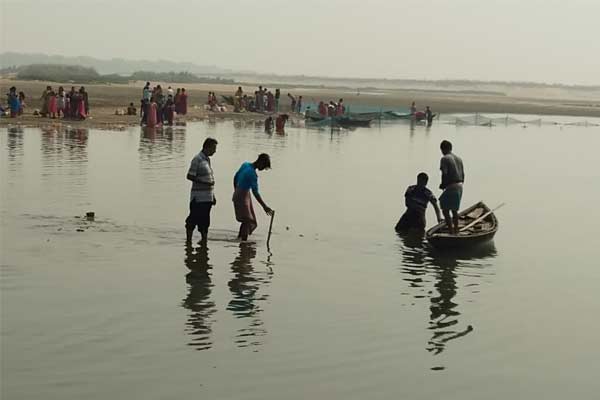 The teenager drowned while bathing in the river Chhatpujo