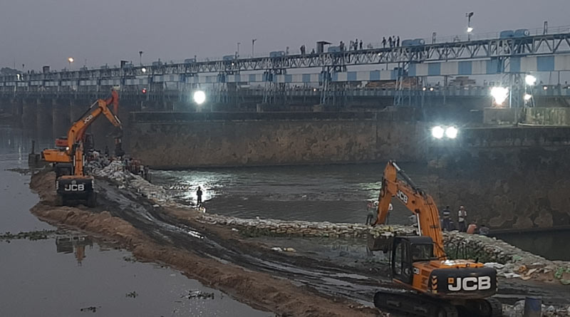 Repairing work for broken lockgate at Durgapur Barrage started at the evening after days| Sangbad Pratidin