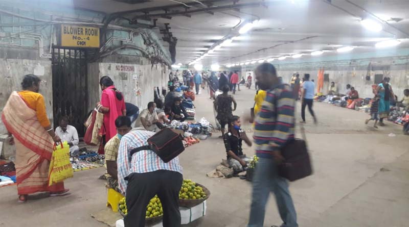 Local news in Bengali: Hawkers does not obey COVID protocol in railway stations | Sangbad Pratidin