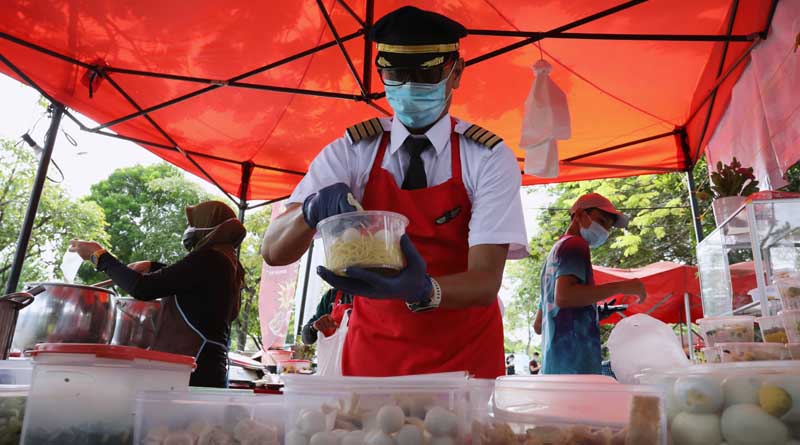 ‌'Kapten Corner': Malaysian Pilot Takes off With Noodle Stall After Being Grounded in Pandemic | Sangbad Pratidin‌‌