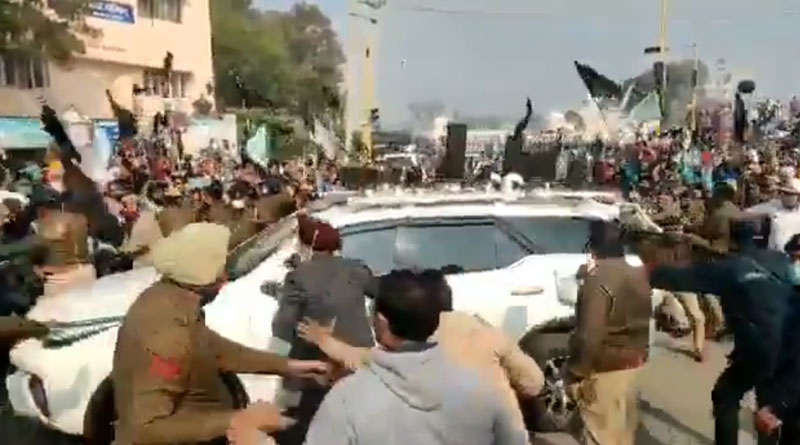 Hundreds of farmers protesting against new farm laws showed black flags to Haryana Chief Minister Manohar Lal Khattar |Sangbad Pratidin