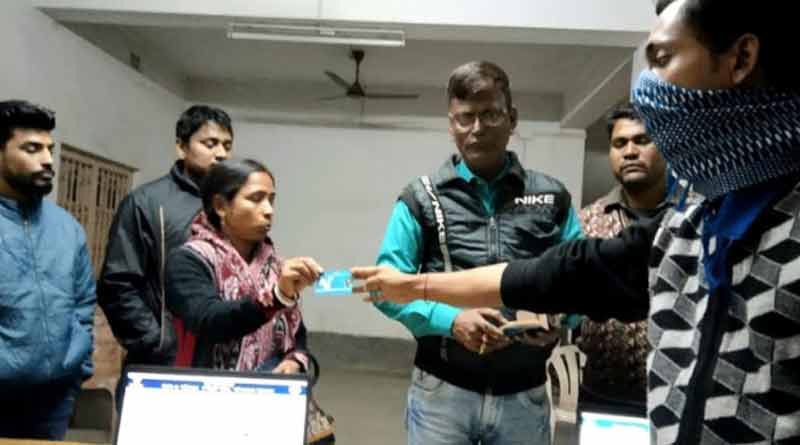 A man of Tapan received the health card within 1 day of the application | Sangbad Pratidin