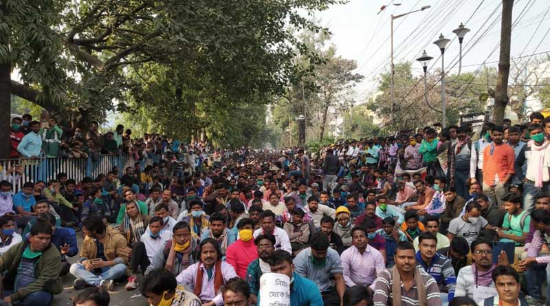 Cops lathicharge protesters at Vidyut Bhawan in Salt Lake, they threat to disrupt services| Sangbad Pratidin