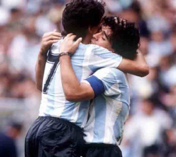 Maradona hugged burruchaga 