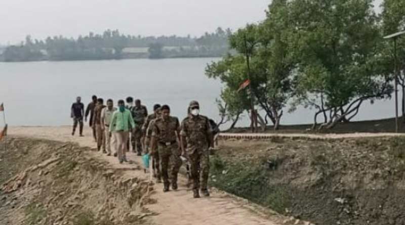 A police officer beaten up by tourist in sundarban | Sangbad Pratidin