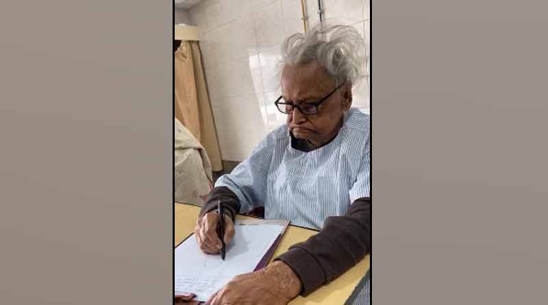 Narayan Debnath drew Bantul sitting in the hospital bed | Sangbad Pratidin