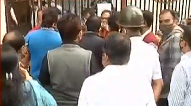 Parents stage protest infront of School in Kolkata on Friday| Sangbad Pratidin