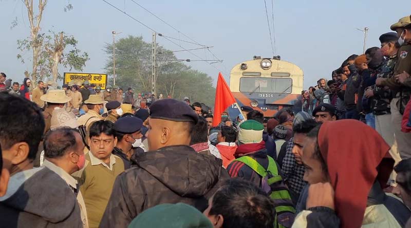 Local people protest on rail track at Krishnagar's Jalalkhali Halt, train services disrupted |SangbadPratidin