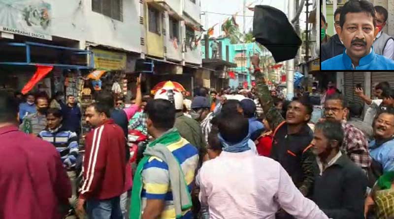Some people shows black flag at a rally led by BJP leader Rajib Banerjee ।Sangbad Pratidin