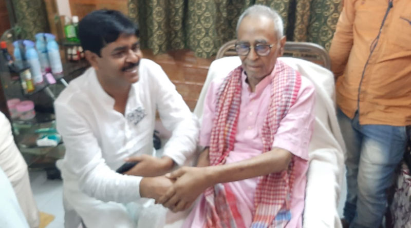 TMC MLA Shauqat Molla meets Ex Minister Rejjak Molla as he was ill and feeling alone |SangbadPratidin