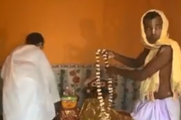 West Bengal assembly polls: Mamata Banerjee makes tea at Nandigram eatery