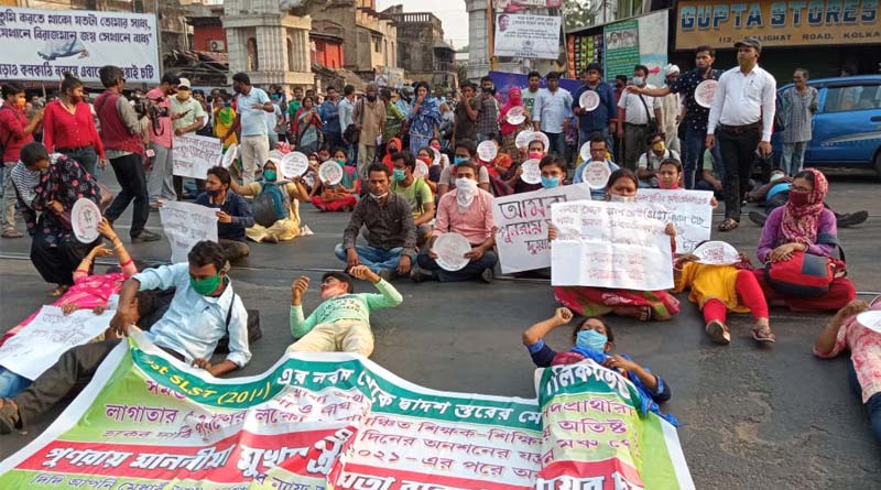SSC candidates stage protest outside Mamata Banerjee's Kolkata residence