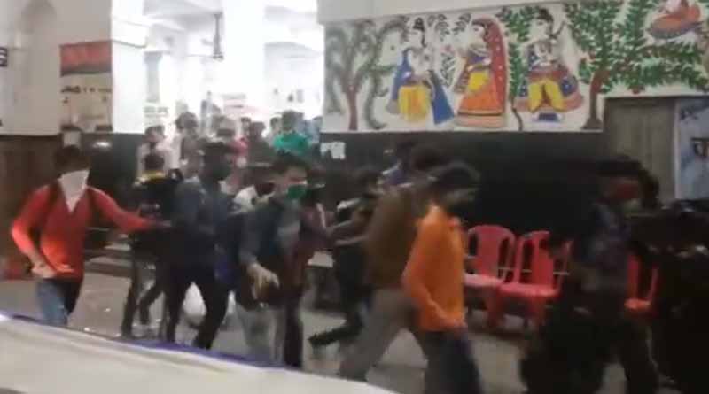 Hundred of people were seen rushing out of the Buxar railway station in Bihar to avoid covid test । Sangbad Pratidin