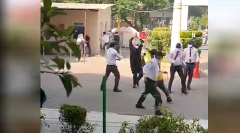 Doctors at a Delhi hospital were attacked by the attendants of a woman who died in the emergency ward । Sangbad Pratidin