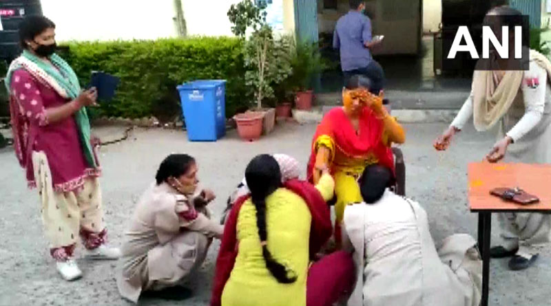 Unable to get leave, woman constable's 'haldi' ceremony held at police station | Sangbad Pratidin