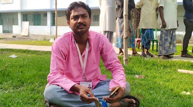 WB Assembly Polls: ISF candidate from Magrahat Paschim sits for dharna infront of the booth |Sangbad Pratidin