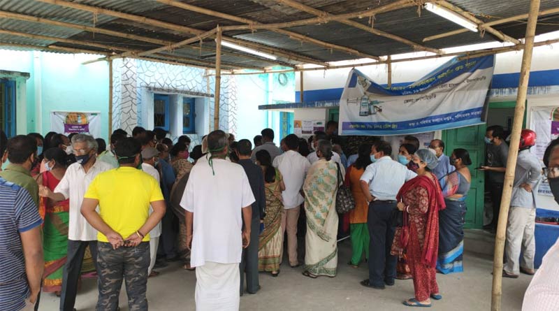 Corona Vaccine scarcity hits vaccination drive in Jalpaiguri , protest erupts | Sangbad Pratidin