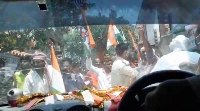 WB Election: Allegedly TMC supporters attack Congress MP and candidate at Manikchak of Maldah । Sangbad Pratidin