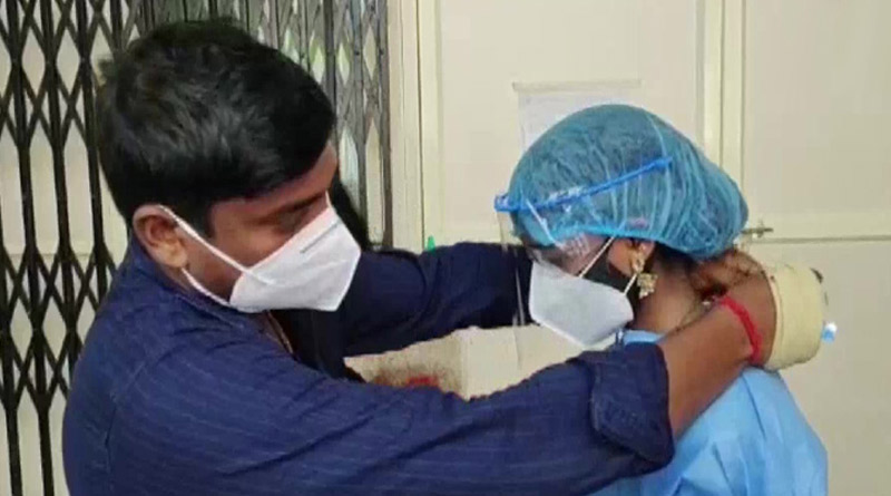 COVID-19: Bride Dons PPE Kit To Marry COVID Positive Groom In Hospital | Sangbad Pratidin