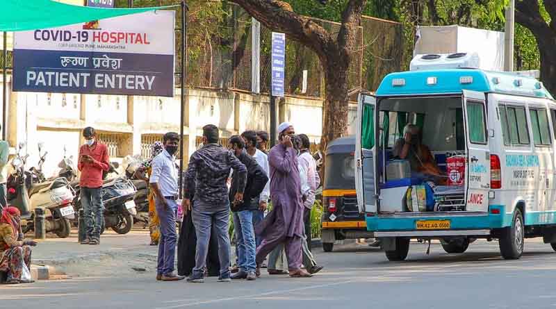 Some relatives of Covid patients in Prayagraj have been asked to make the patients sit below pipal trees for oxygen । Sangbad Pratidin