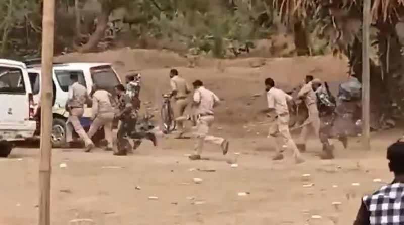 Jharkhand villagers pelt stones at cops for asking to stop mela amid raging Covid-19 | Sangbad Pratidin