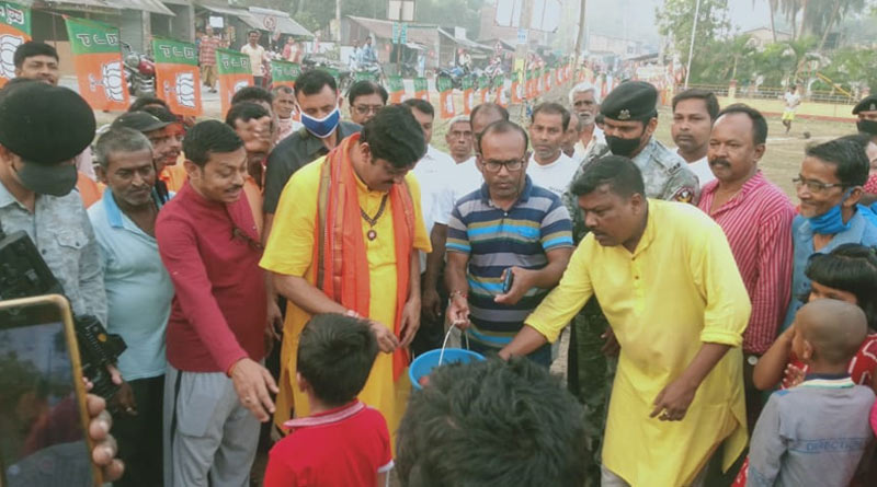 WB Assembly Polls: TMC accusses BJP candidate Rahul Gandhi for breaking model code of conduct by distributing apples |Sangbad Pratidin