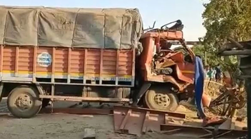 5 dead as train rams into vehicles at open level crossing in Shahjahanpur । Sangbad Pratidin