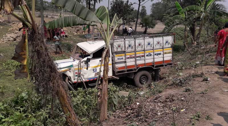 Pick Up van faces accident in Balurghat, at least 25 TMC workers are injured | Sangbad Pratidin