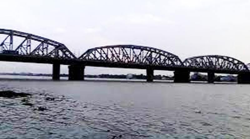 A youth jumped at ganges river along with a child in howrah | Sangbad Pratidin