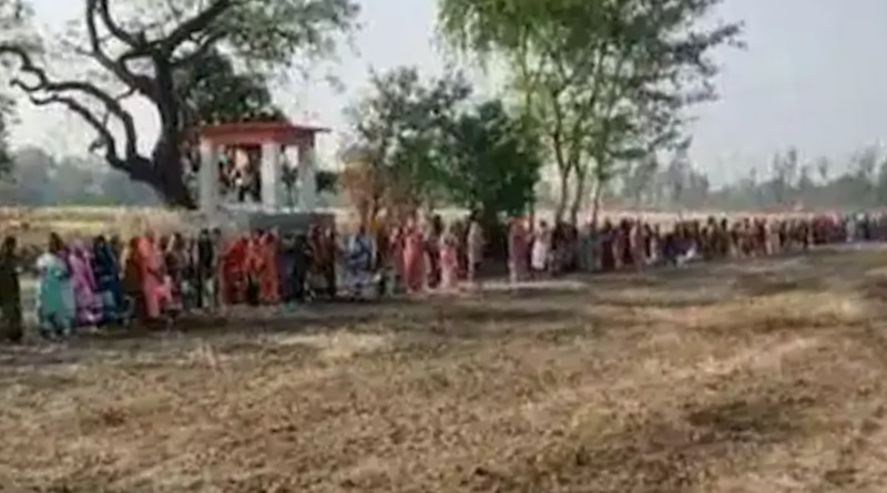 Hundreds of Women Offer Prayers to ‘Corona Mai’ in Uttar Pradesh Village | Sangbad Pratidin