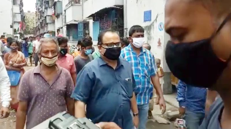 TMC leader Kunal Ghosh comes to the rescue of BJP worker hounded by anti socials | Sangbad Pratidin