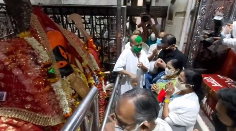 WB Polls 2021: Mamata Banerjee offers her prayer in Kalighat Temple | Sangbad Pratidin